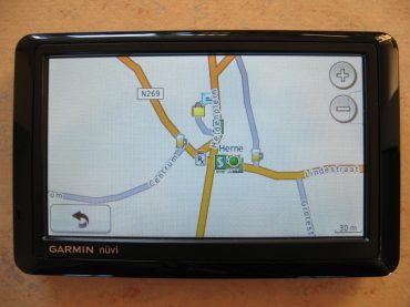 Polacy jeżdżą i biegają z GPS-em; coraz głośniej o smartwatchach. Liderem w mediach: Garmin.