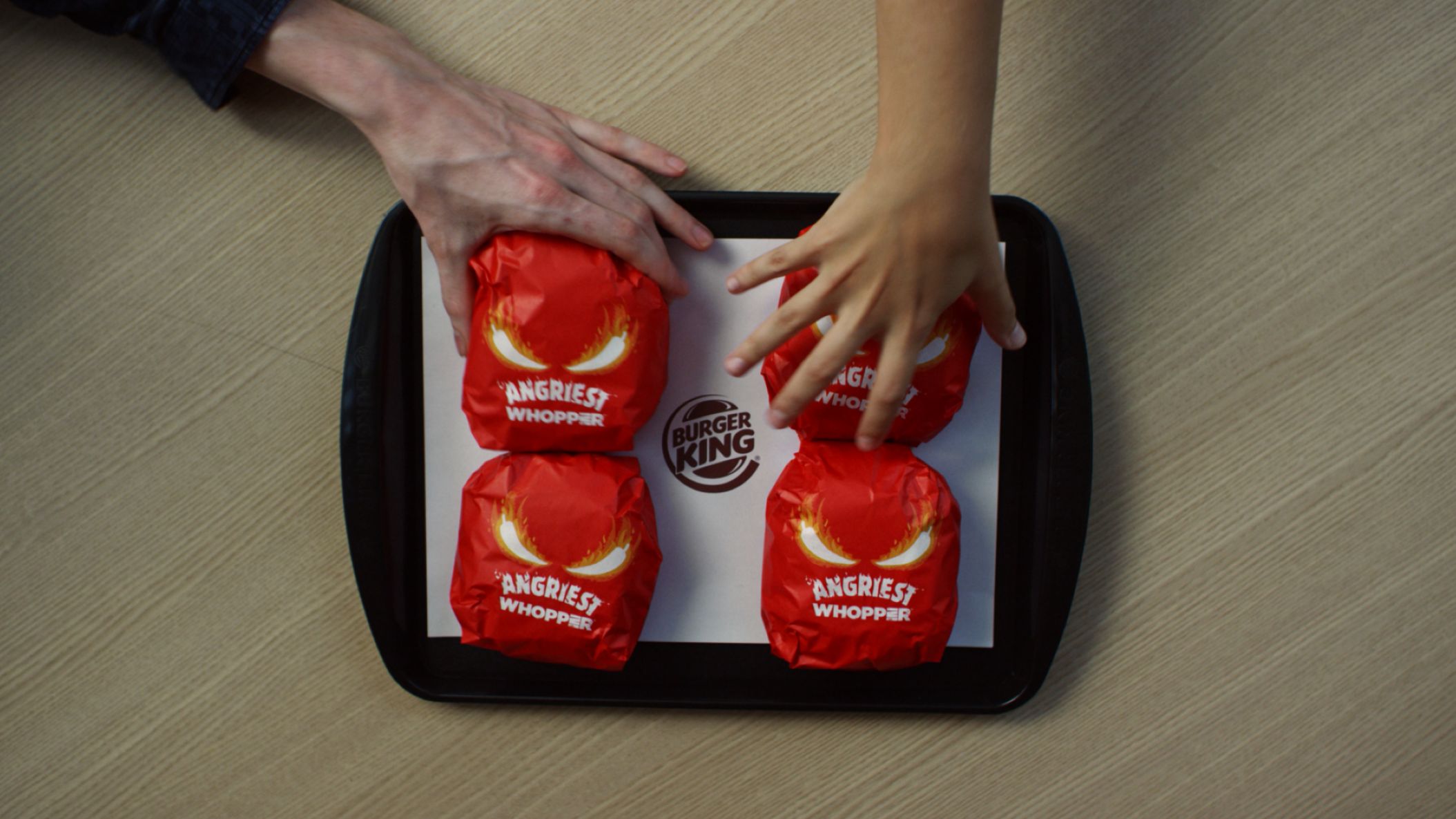 Wściekle ostry burger w czerwonej bułce od Burger King