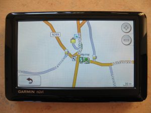 Polacy jeżdżą i biegają z GPS-em; coraz głośniej o smartwatchach. Liderem w mediach: Garmin.