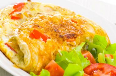 Pomysł na wege śniadanie – omlet z warzywami
