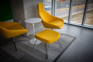 Stół z krzesłami w stylu loft