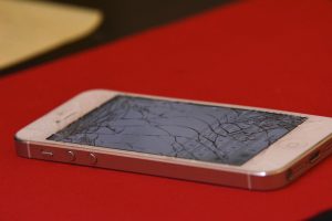 Uszkodzony ekran w telefonie