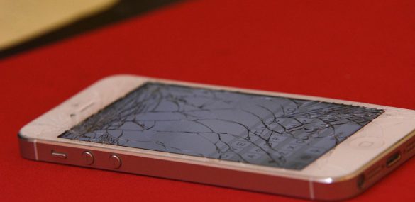 Uszkodzony ekran w iPhonie – co robić?
