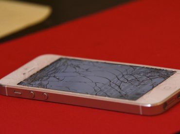 Uszkodzony ekran w iPhonie – co robić?