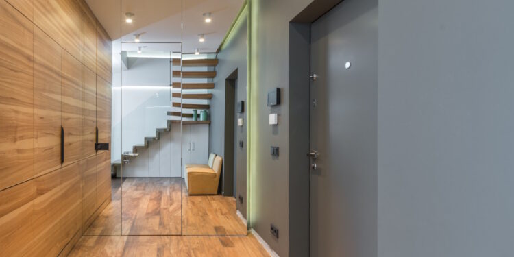 stosowanie lakieru do podlogi drewnianej