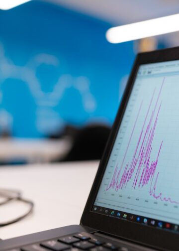 Laptop w biurze z wykresami na ekranie